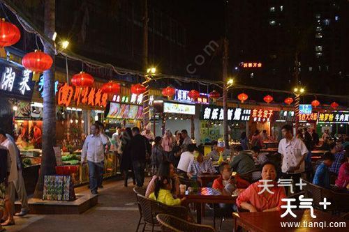 天气生活 美食  外贸路是三亚有名的小吃一条街,每到夜晚,这些饮食