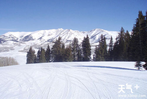 新疆蓝天滑雪场
