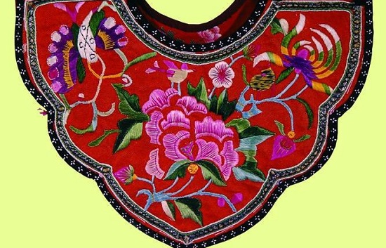 2,白族挑花刺绣白族蜡染是云南大理的传统工艺品,是我国古老的民间