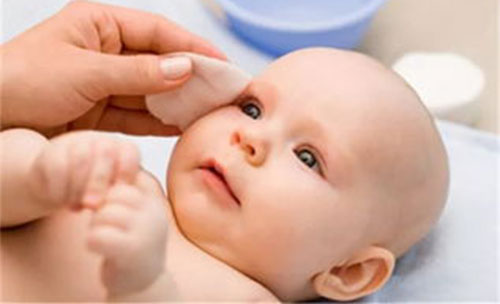 宝宝湿疹特征 宝宝脸上长湿疹怎么办