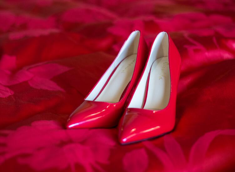 女人梦见自己穿红色鞋是什么意思 梦见自己穿红色鞋预兆什么