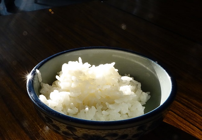 梦见和别人一起吃米饭是什么意思 梦见和别人一起吃米饭有什么预兆
