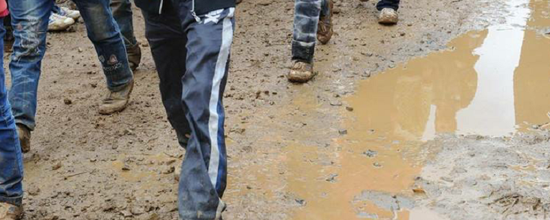 梦见踩到泥里弄脏了鞋什么意思 梦见踩到泥里弄脏了鞋好不好