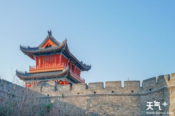 荆州古城,位于荆州市荆州区,始建于春秋战国时期,现存古城墙大部分