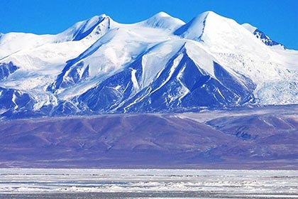 岗什卡雪峰景区