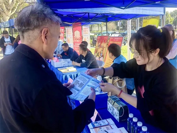 學(xué)雷鋒紀(jì)念日 | 弘揚(yáng)“雷鋒精神”，傳遞工行溫度