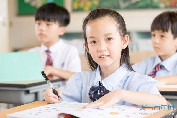 属狗的女孩子叫什么名字好 属狗女孩子取名字哪些字好