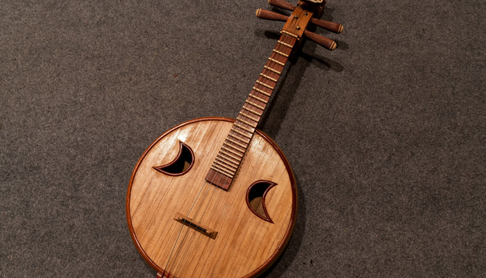 冬不拉有几根弦 冬不拉是拉弦乐器吗