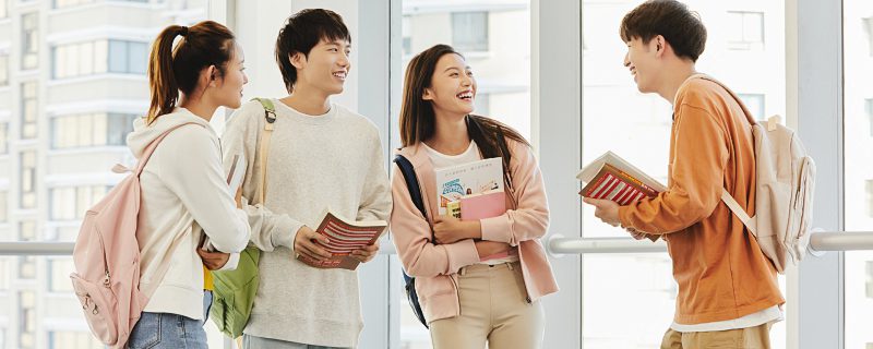 摄图网_501685788_banner_考研学子自信阳光青年男女微笑形象（企业商用）.jpg