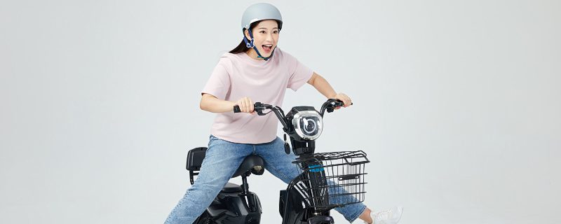 摄图网_501637973_banner_青年女性欢快骑电动车（企业商用）.jpg