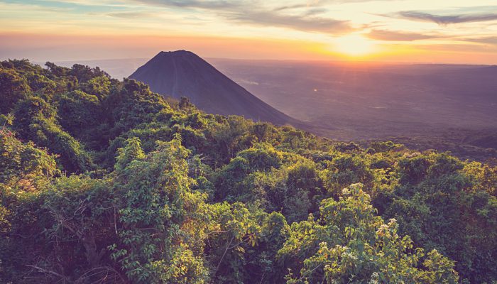 摄图网_300097246_banner_美丽的火山塞尔弗德公园萨尔瓦多日落（企业商用）.jpg