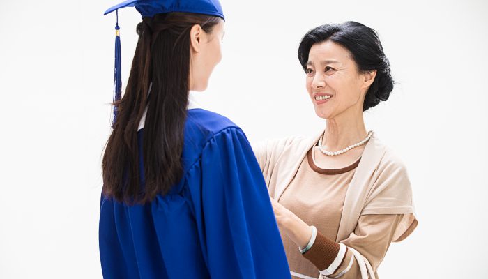 摄图网_501930369_留学生庆祝幸福快乐的母女（企业商用）.jpg