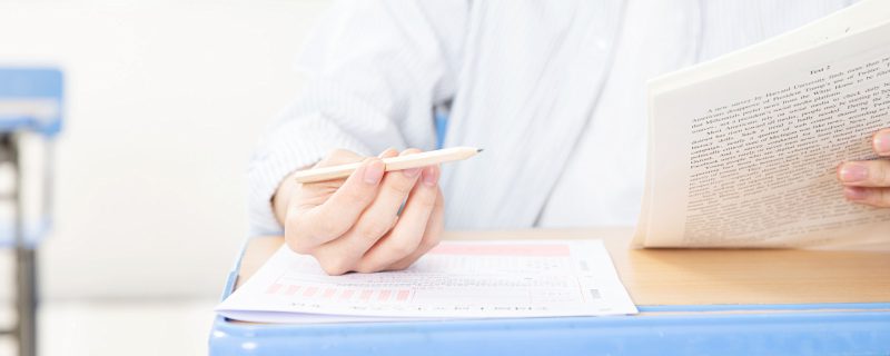 摄图网_501434352_banner_特写学生做答题纸（企业商用）.jpg