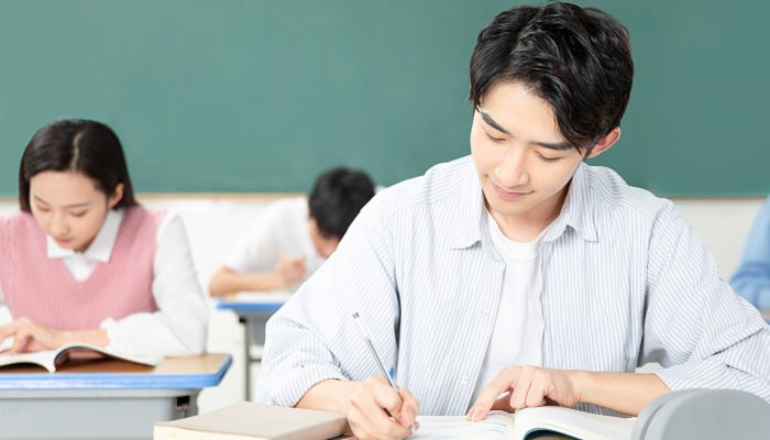 摄图网_501435397_banner_大学生上课做笔记（企业商用）.jpg