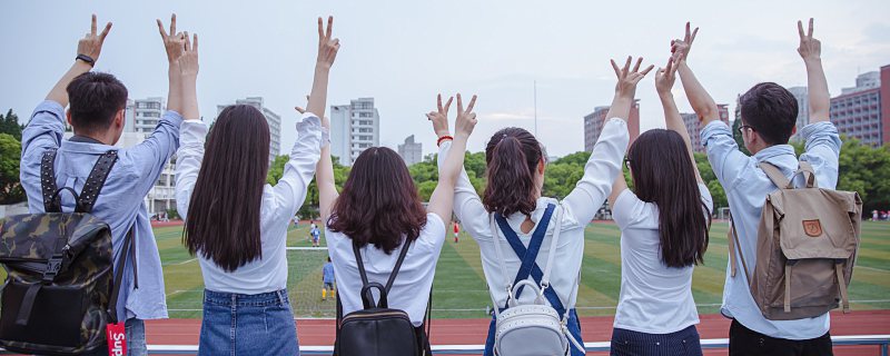 摄图网_500392144_banner_毕业季操场上青春大学们举手比耶（企业商用）.jpg