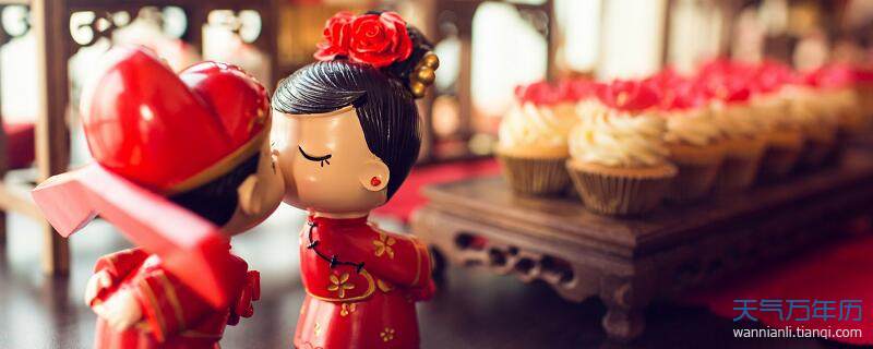 梦见自己穿红袍结婚，探索梦境背后的深层含义
