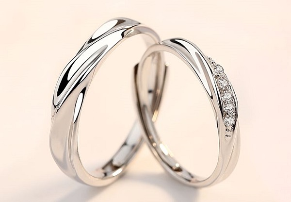 伟德bv1946官网-2026年情侣对戒推荐什么品牌？适合年轻情侣的戒指品牌送女朋友戒指情侣戒指品牌推荐