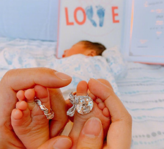 安以轩生子网友齐来贺 宝宝66的到来让安以轩一家更温暖