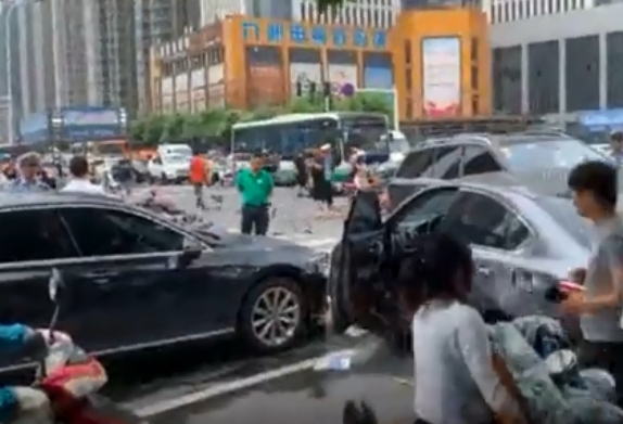 常州奔驰连撞多车是怎么回事 什么原因导致奔驰连撞多车