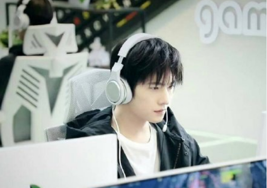 杨洋偷看小抄是怎么回事 杨洋为什么会偷看小抄