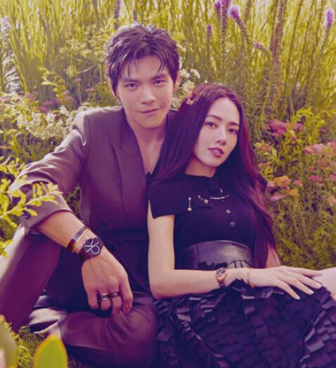 向佐郭碧婷首次封面合体 两人甜蜜合体演绎浪漫风格