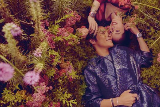 向佐郭碧婷首次封面合体 两人甜蜜合体演绎浪漫风格