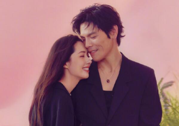 向佐郭碧婷首次封面合体 两人甜蜜合体演绎浪漫风格