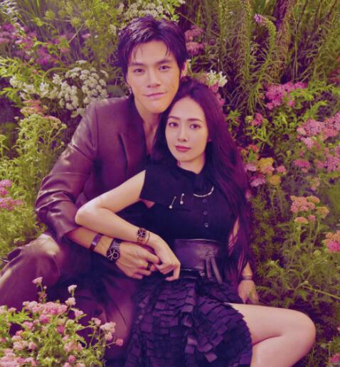 向佐郭碧婷首次封面合体 两人甜蜜合体演绎浪漫风格