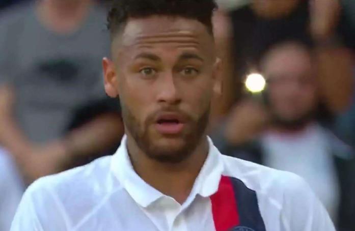 内马尔倒钩绝杀怎么回事?球迷现场嘘声挡不住射门