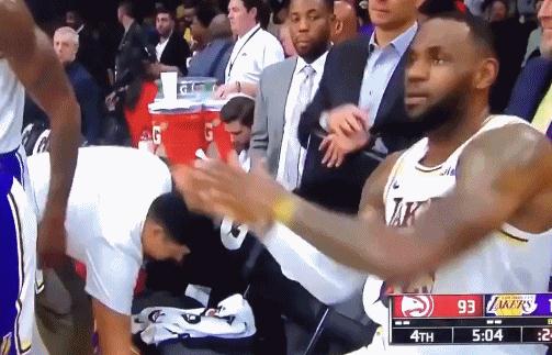 詹姆斯和自己击掌是怎么回事？湖人最终122-101击败老鹰