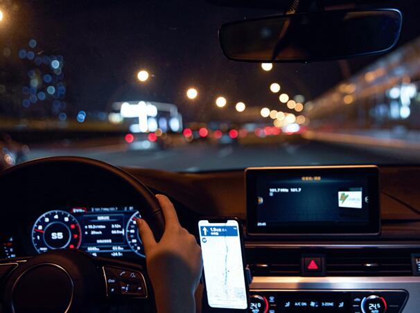 检测酒驾未达标男子扑交警怀里是什么情况 检测酒驾未达标男子为什么扑交警怀里