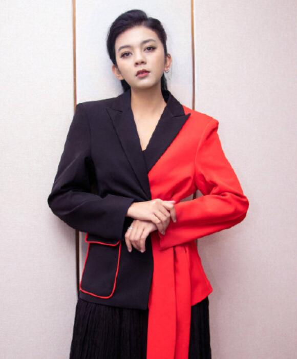 谈莉娜方回应穿的衣服是假货是怎么回事 谈莉娜方回应穿的衣服是假货说了什么