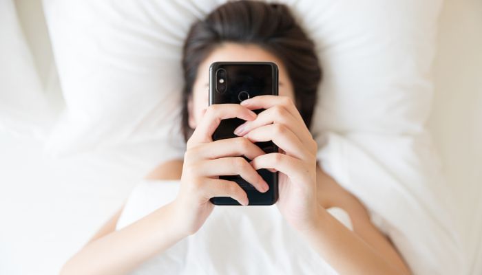 睡前关灯后长时间刷手机会损伤视力吗 睡前关灯玩手机对视力有没有影响
