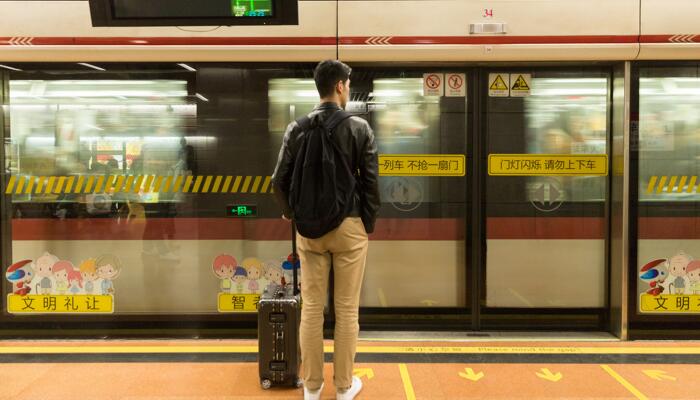 广州地铁回应市民携带小鸟乘地铁 带动物进地铁算违规吗