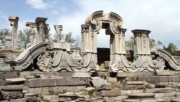 警方通报游客在圆明园攀爬遗址是什么情况 警方通报游客在圆明园攀爬遗址