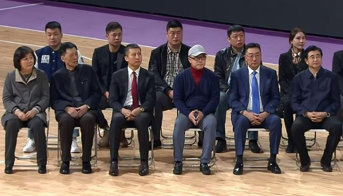 杨鸣球衣退役仪式 CBA第一帅未来将担任俱乐部管理工作