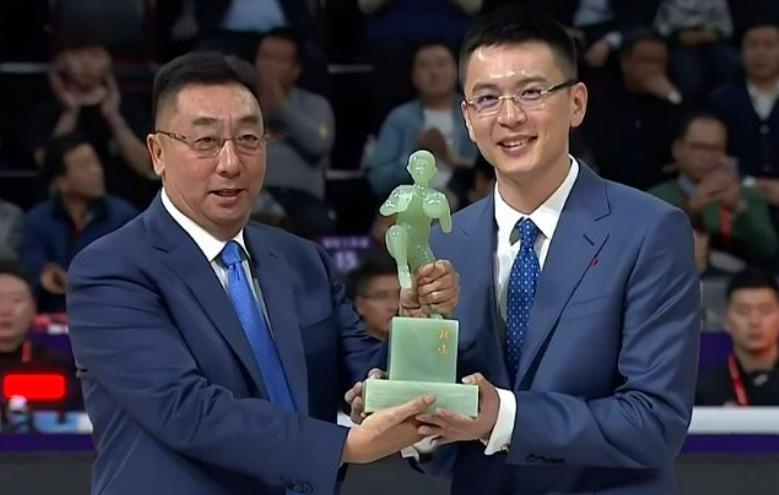 杨鸣球衣退役仪式 CBA第一帅未来将担任俱乐部管理工作