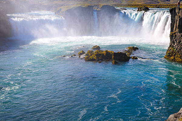 无疑是拍照师和户表探险者的天国撒播着温泉稠密壮美的冰川和瀑布(图1)