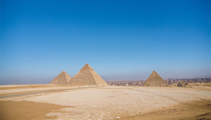 金字塔位于尼罗河的 金字塔位于尼罗河的哪个方位