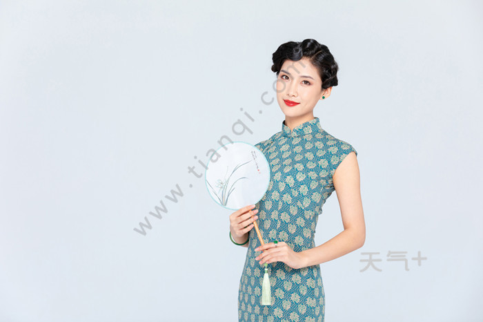 旗袍可以搭配小白鞋吗 改良旗袍可以搭小白鞋吗