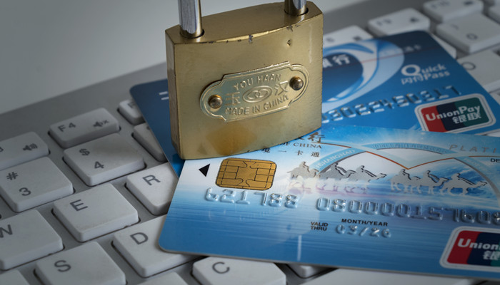 储蓄卡反面能给别人吗 储蓄卡的背面可以告诉别人吗