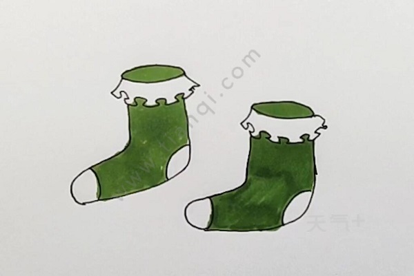 6,再用浅一点的绿色给袜子的花边和其它地方涂上颜色就画好了.