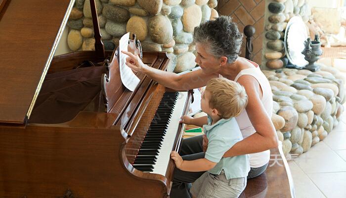 想要将钢琴弹好,那么孩子需要一直坐着练习,过程难免有些枯燥于乏味