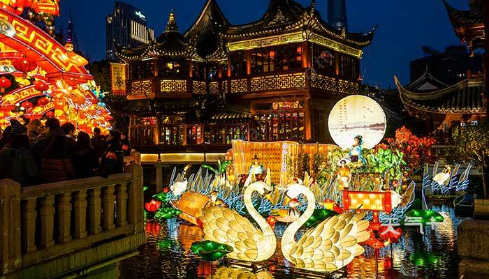 5公里,位于上海市黄浦区黄浦江畔,是最具上海城市象征意义的景点之一.