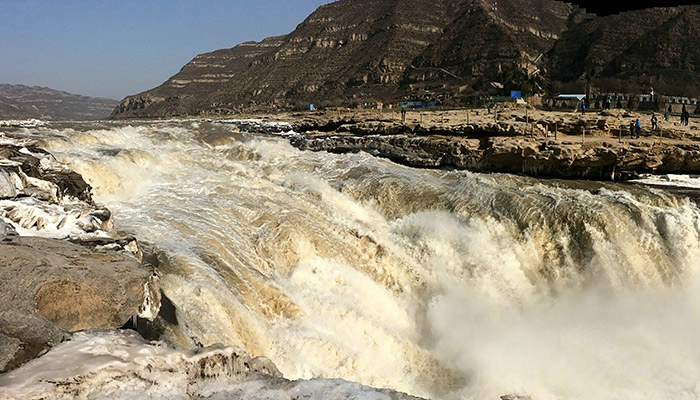 黄河壶口瀑布位于陕西与哪个省之间