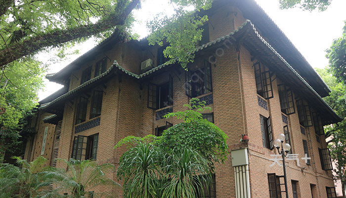 1,中山大学(南校区):广州市海珠区新港西路135号.