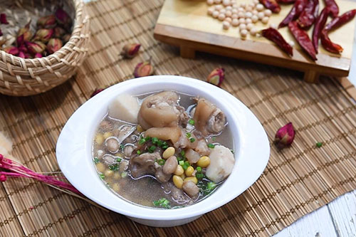 芋头花生猪脚汤的做法 猪脚汤怎么做好喝