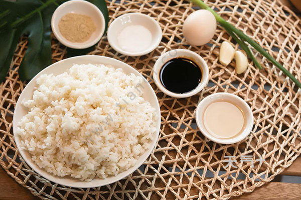 酱油炒饭的做法 酱油炒饭简单的做法