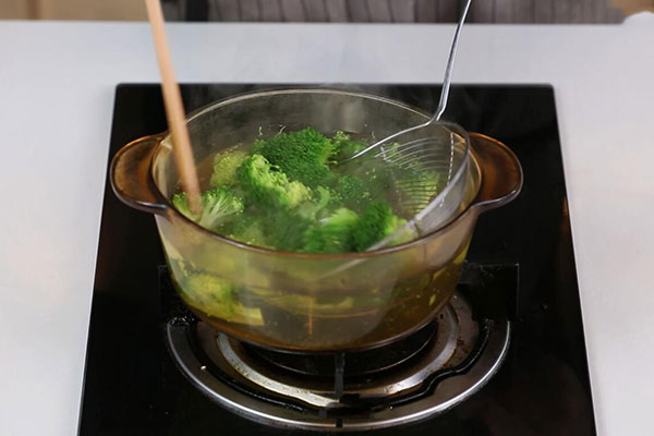 凉拌西兰花怎么拌 家常凉拌西兰花的做法