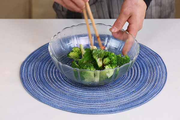 凉拌西兰花怎么拌 家常凉拌西兰花的做法